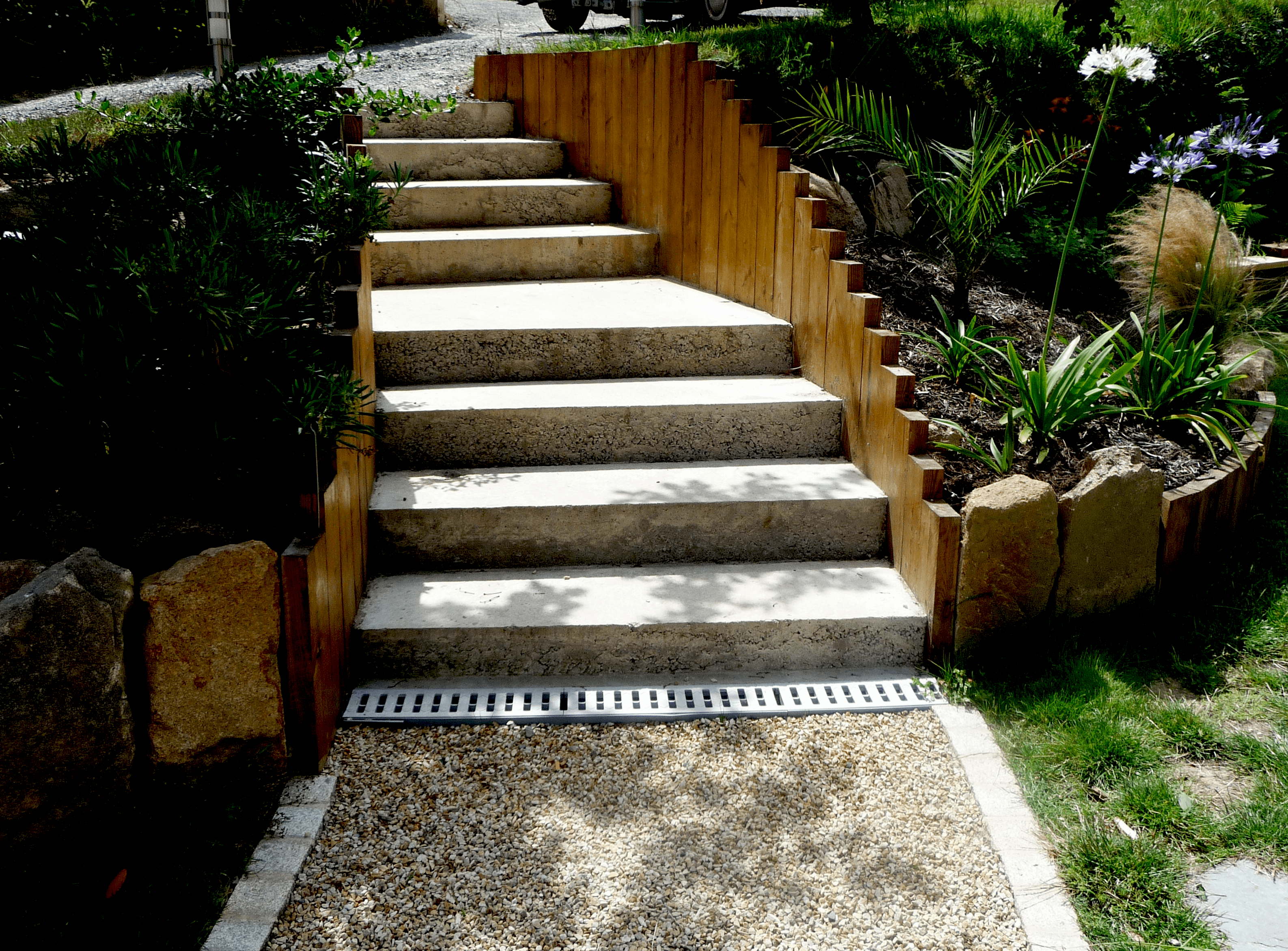 Escalier béton et traverses de pin